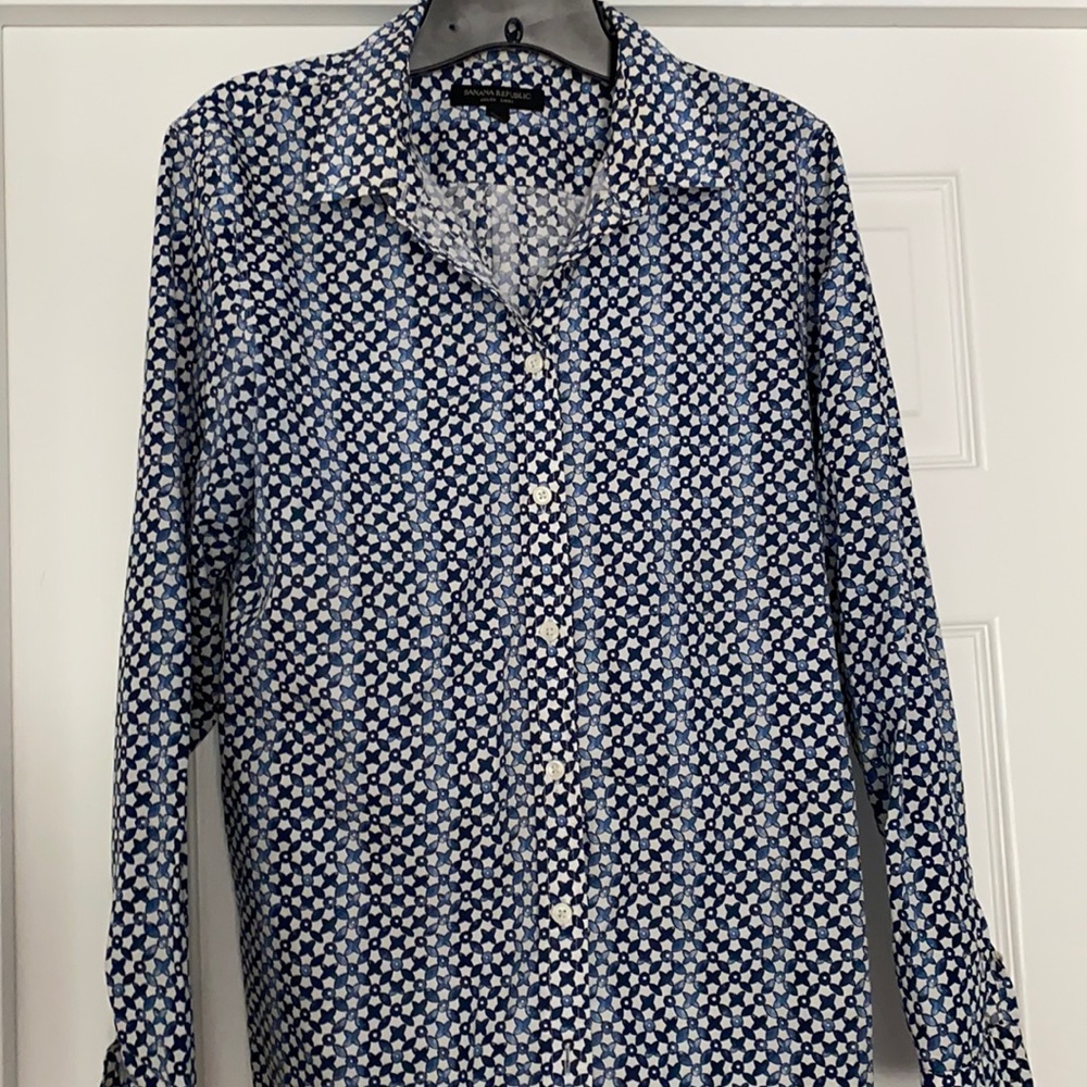 Ladies Banana Republic button down shirt. Medium